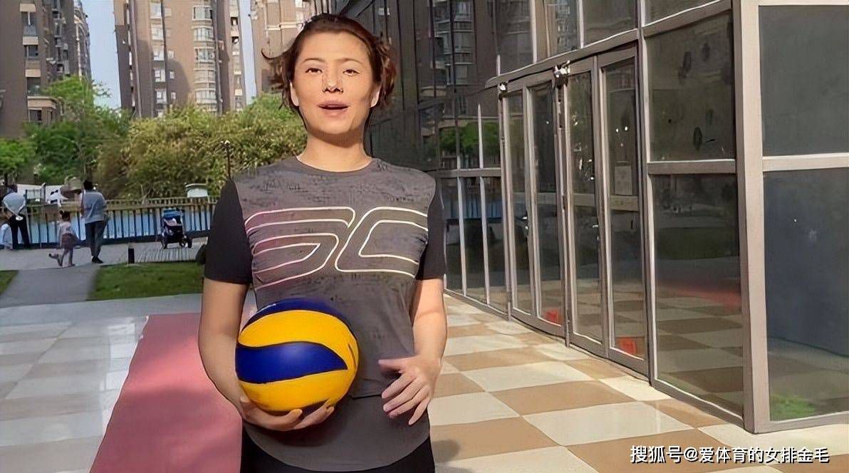 除颤刚结束，华人女孩立刻继续进行按压，同时观察海伦娜的情况，开口道：公主还没醒，我再做几次心肺复苏，你继续准备除颤。